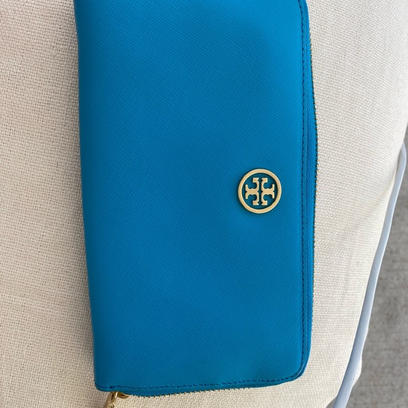 Tory Burch Robinson Wallet - Picture 3 of 8